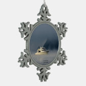 霧の多い朝のボート スノーフレークピューターオーナメント (左)