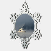 霧の多い朝のボート スノーフレークピューターオーナメント (右)