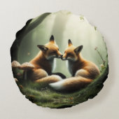 霧の多い森のキツネのカドル ラウンドクッション (裏面)