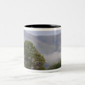 霧の多い牧草地と豊かな山、ケードの入り江 ツートーンマグカップ (中央)