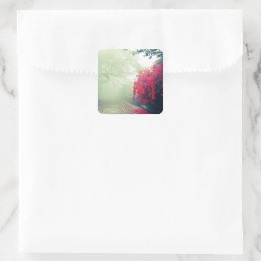 霧の多い鉄道跡の風光明媚な写真 スクエアシール (バッグ)