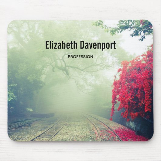 霧の多い鉄道跡の風光明媚な写真 マウスパッド (正面)