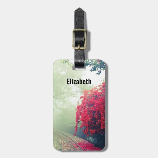 霧の多い鉄道跡の風光明媚な写真 ラゲッジタグ (正面縦)