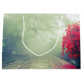 霧の多い鉄道跡の風光明媚な写真 ラージペーパーバッグ (正面)