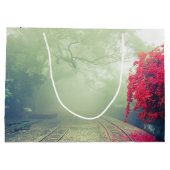 霧の多い鉄道跡の風光明媚な写真 ラージペーパーバッグ (裏面)