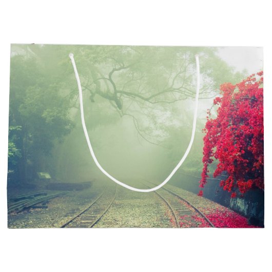 霧の多い鉄道跡の風光明媚な写真 ラージペーパーバッグ (裏面)