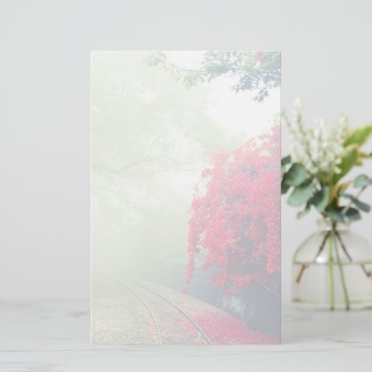 霧の多い鉄道跡の風光明媚な写真 便箋 (スタンド正面)