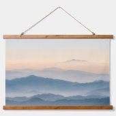 霧の層、丘、山 吊り下げ型タペストリー (正面)
