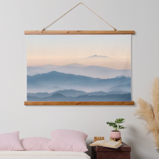 霧の層、丘、山 吊り下げ型タペストリー (寝室)
