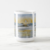 霧の山と湖の上の夏の日の出 – ワット コーヒーマグカップ (中央)