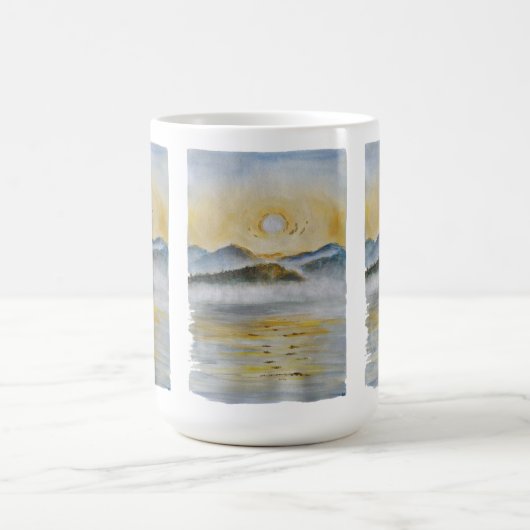 霧の山と湖の上の夏の日の出 – ワット コーヒーマグカップ (中央)