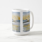 霧の山と湖の上の夏の日の出 – ワット コーヒーマグカップ (正面右)