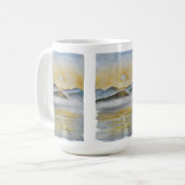 霧の山と湖の上の夏の日の出 – ワット コーヒーマグカップ (正面左)