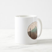 霧の山のピーク – 穏やかな森の風景 コーヒーマグカップ (正面右)
