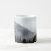 霧の山の森：風光明媚な風景 コーヒーマグカップ (中央)