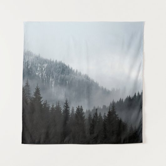 霧の山の森:風光明媚な風景 タペストリー (正面)