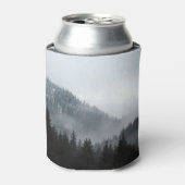霧の山の森：風光明媚な風景 缶クーラー (缶正面)