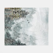 霧の山の雪の冬の森のラヴェンス フリースブランケット (正面(横))