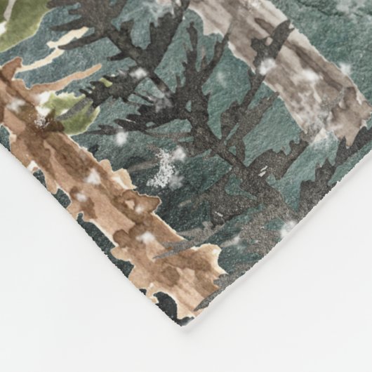 霧の山の雪の冬の森のラヴェンス フリースブランケット (角)