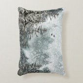 霧の山の雪の森のラヴェンス アクセントクッション (正面(垂直))
