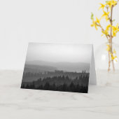 霧の山の風景の写真 カード (黄色い花)