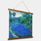 霧の朝のブルーボンネット 吊り下げ型タペストリー (傾斜あり)
