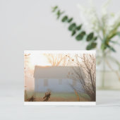 霧の朝の古い農家 ポストカード (スタンド正面)