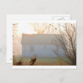霧の朝の古い農家 ポストカード (正面/裏面)