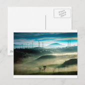 霧の朝の風力発電所の風景 ポストカード (正面/裏面)