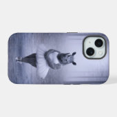 霧の森のバレリーナサイ iPhone 15ケース (裏面横)