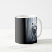 霧の森の中の白いオオカミ コーヒーマグカップ (正面右)