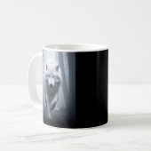 霧の森の中の白いオオカミ コーヒーマグカップ (正面左)