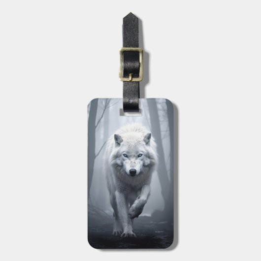 霧の森の中の白いオオカミ ラゲッジタグ (正面縦)