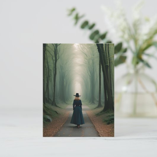 霧の森の中を歩く ポストカード (スタンド正面)