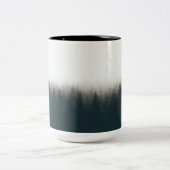 霧の森の松の山の美学アート ツートーンマグカップ (中央)