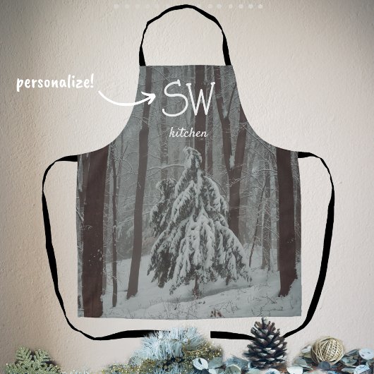 霧の深い冬の森の雪に覆われた木 エプロン