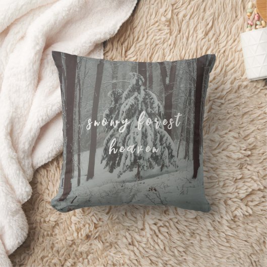 霧の深い冬の森の雪に覆われた木 クッション (ブランケット)