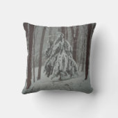 霧の深い冬の森の雪に覆われた木 クッション (裏面)