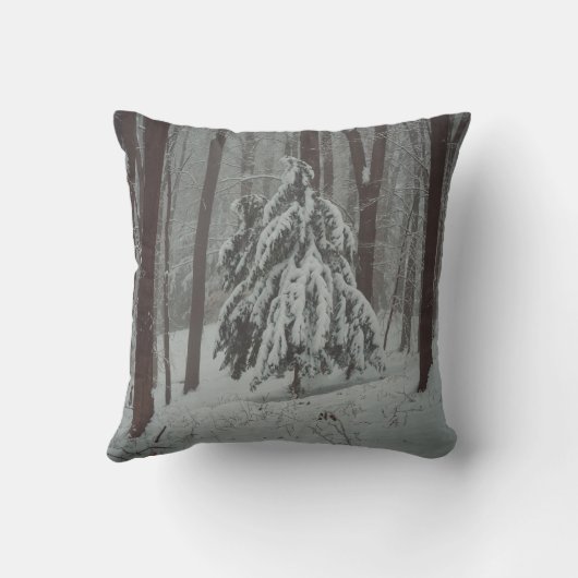 霧の深い冬の森の雪に覆われた木 クッション (裏面)