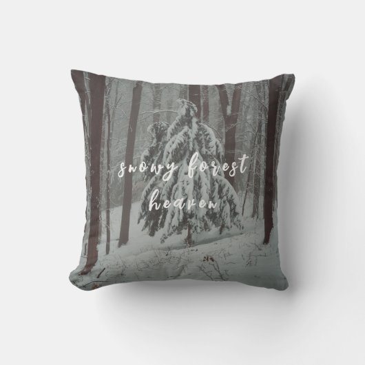 霧の深い冬の森の雪に覆われた木 クッション (正面)