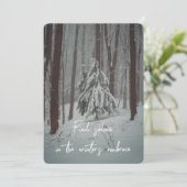 霧の深い冬の森の雪に覆われた木 シーズンカード (スタンド正面)