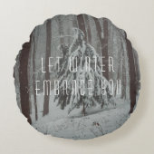 霧の深い冬の森の雪に覆われた木 ラウンドクッション (正面)