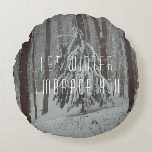 霧の深い冬の森の雪に覆われた木 ラウンドクッション (正面)