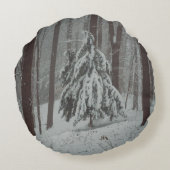 霧の深い冬の森の雪に覆われた木 ラウンドクッション (裏面)