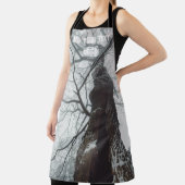 霧の深い森の古い木 エプロン (インサイチュ)