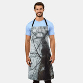 霧の深い森の古い木 エプロン (着用した状態)