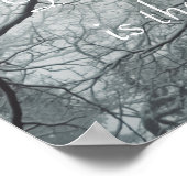 霧の深い森の古い木 ポスター (角)