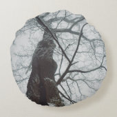 霧の深い森の古い木 ラウンドクッション (裏面)