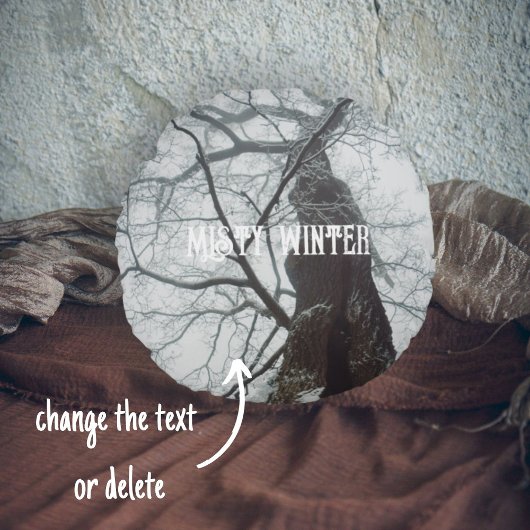 霧の深い森の古い木 ラウンドクッション