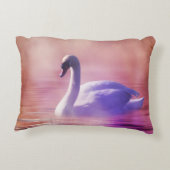 霧の深い湖に浮かぶ白い白鳥 アクセントクッション (裏面)